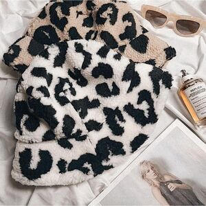 🆕️City Girl Collection// White and black bucket hat